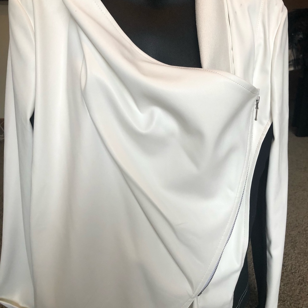 Woman’s jacket - Picture 3 of 12